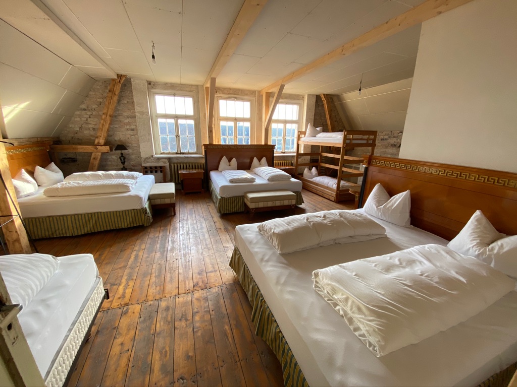 COMMUNITY Room | Castle | 7-15 Beds - Image 3