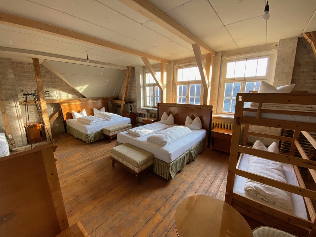 COMMUNITY Room | Castle | 7-15 Beds - Image 7